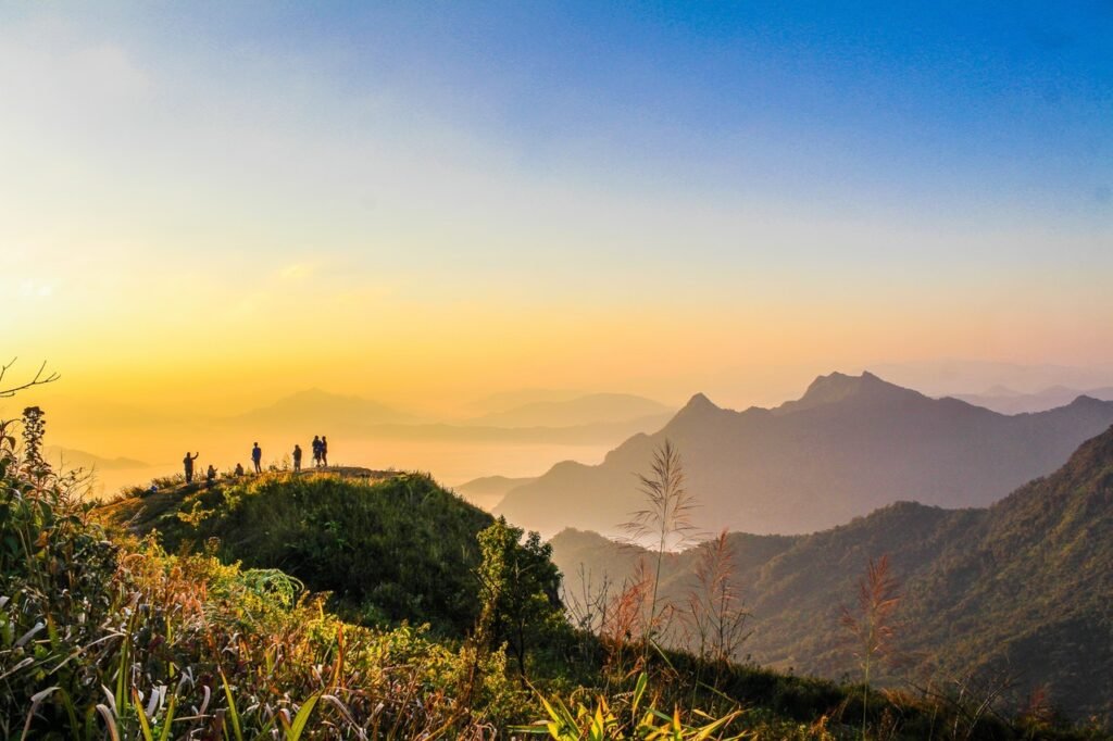Oferta photo of people standing on top of mountain near grasses 733162.jpg